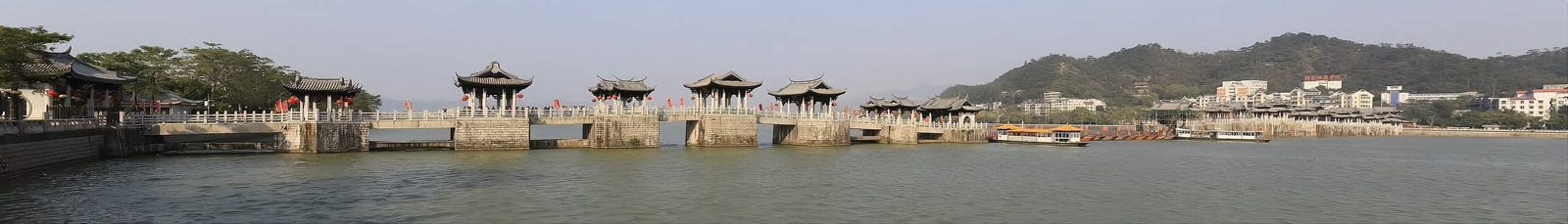 Panorama of Guangji Bridge: a long low line of stone piers and pavilions crossing the Han River under a wide sky
