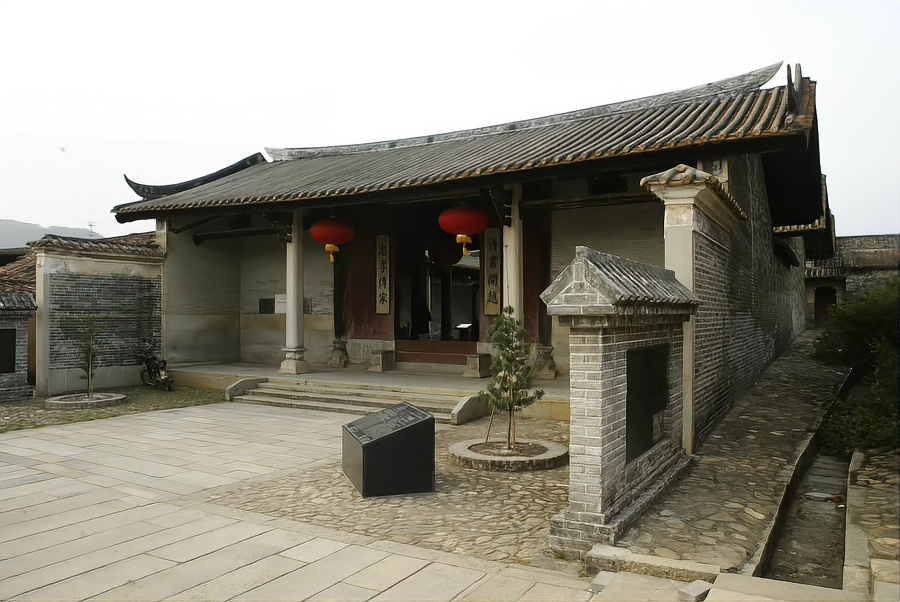 Guangyu Ancestral Hall seen from the side, with its eight-shaped screen wall