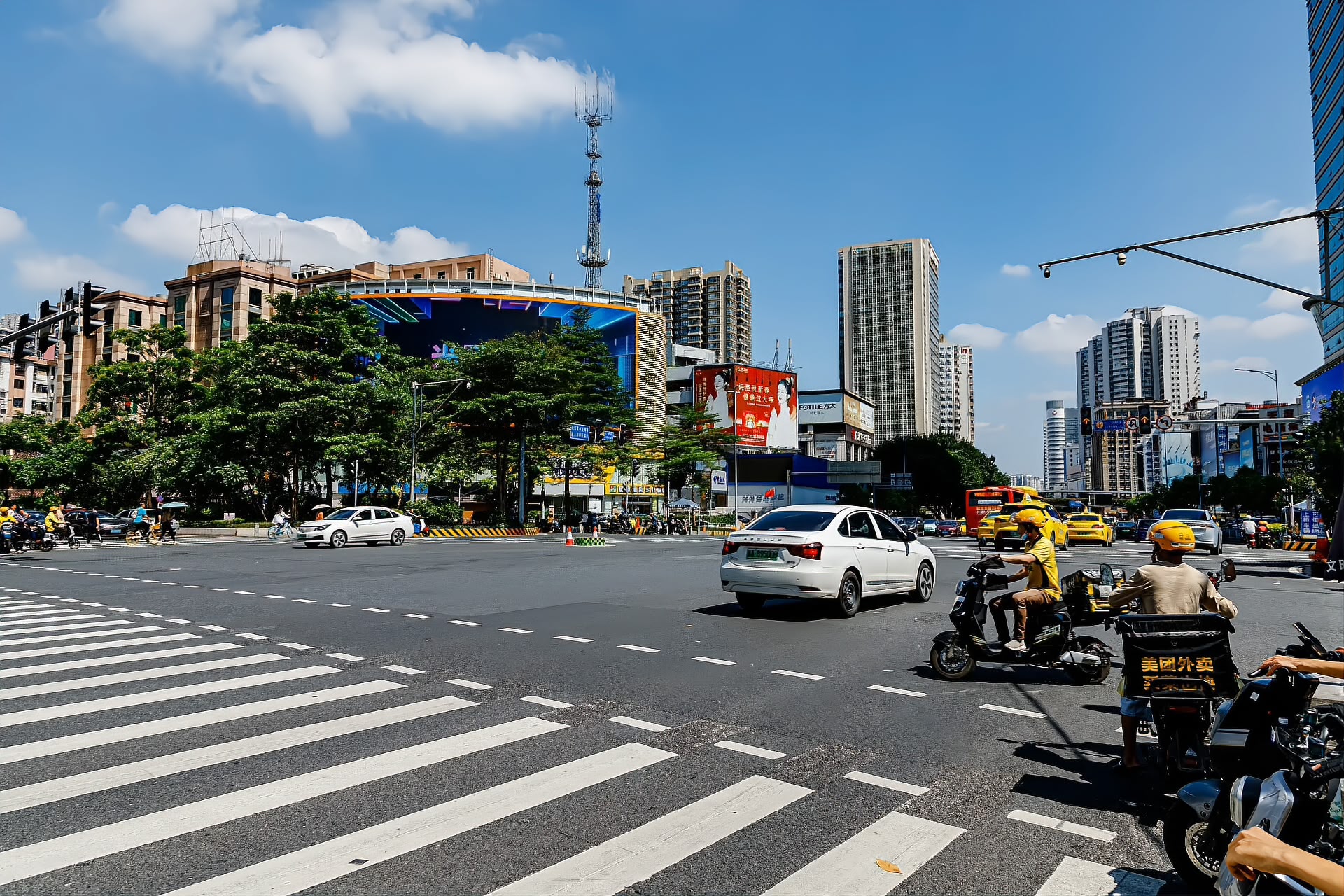 Tianhe Road in Guangzhou, the shopping belt east of Zhujiang New Town