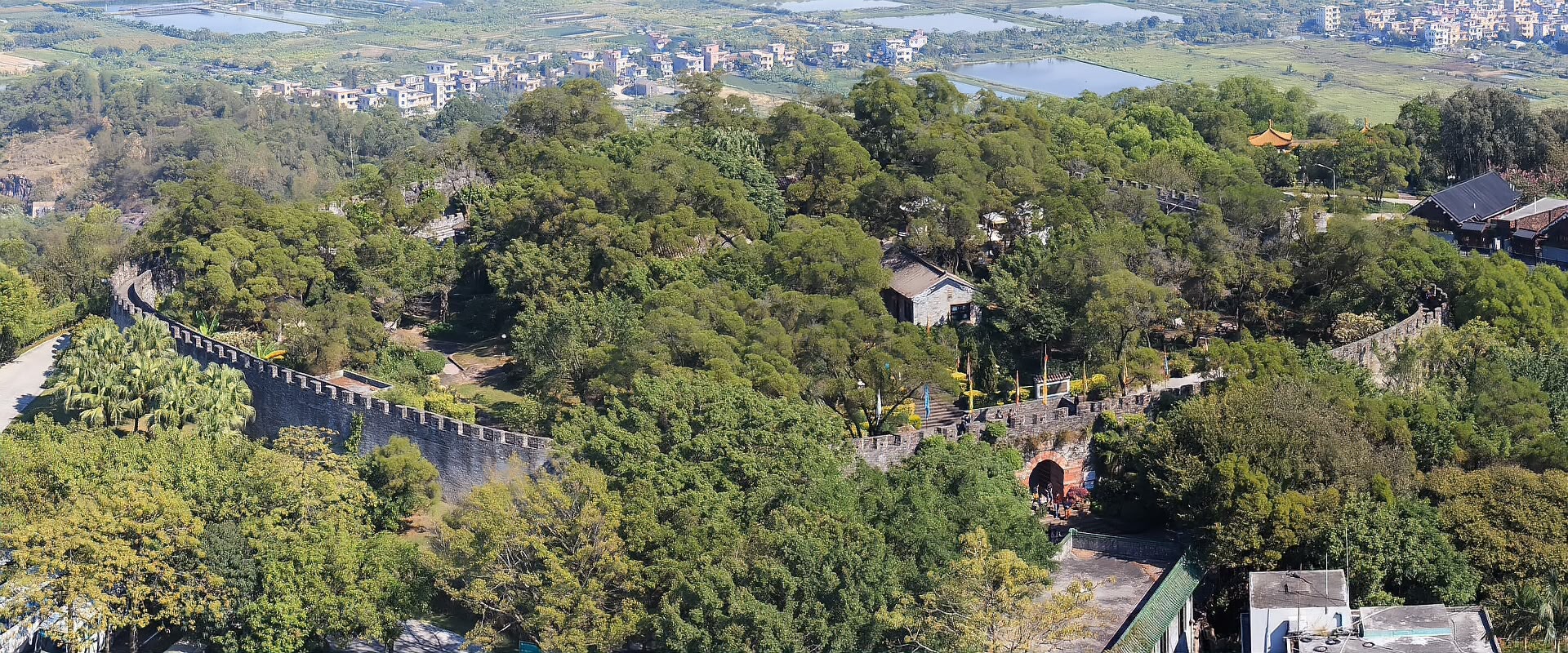 The walls and parapet walk of the Qing Lotus Fortress on Lianhuashan, Panyu