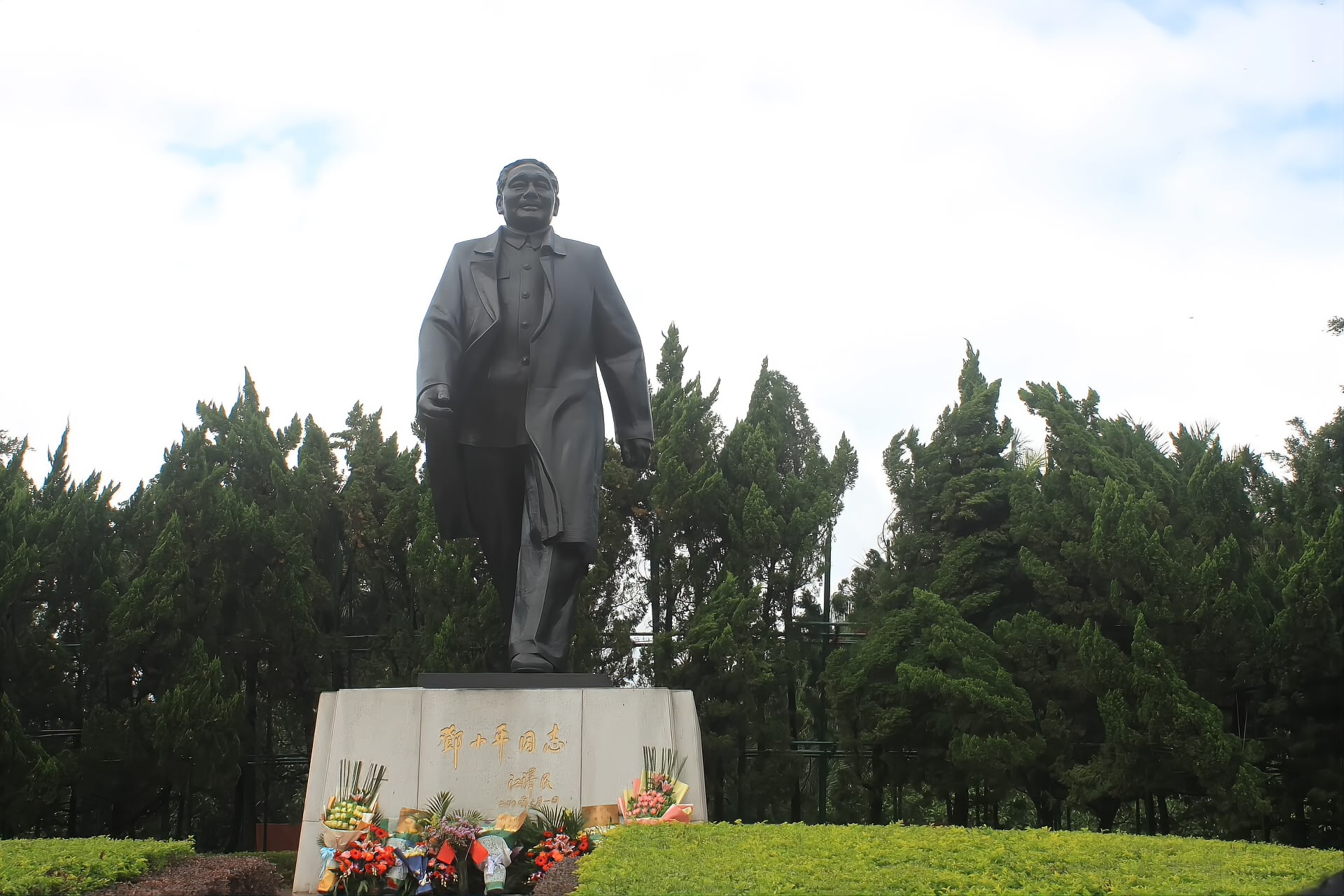 The bronze Deng Xiaoping on the summit square of Lianhuashan Park in daylight, with visitors