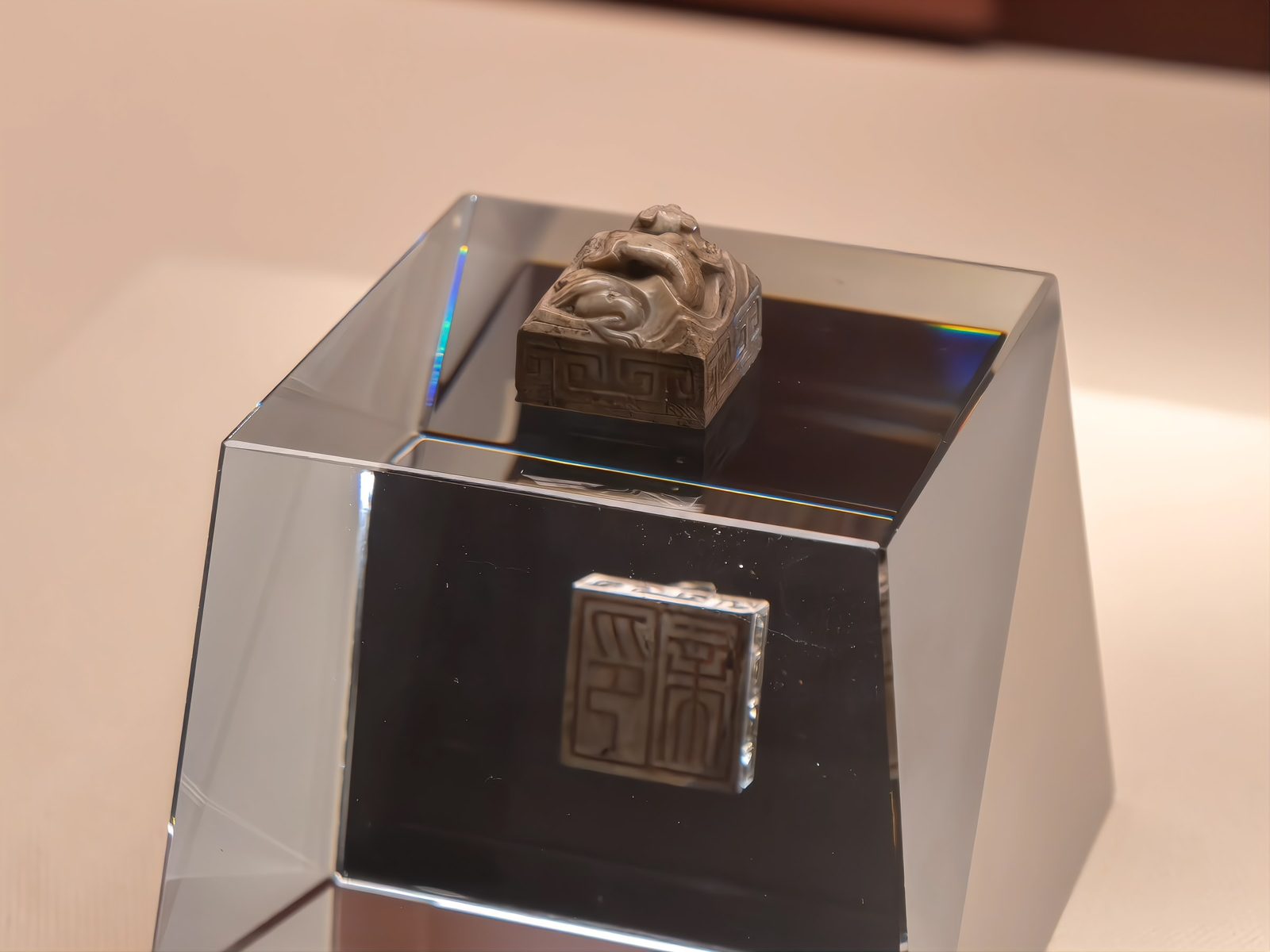 A jade seal with a mythical-beast knob displayed beside its description in the Nanyue King Museum: the Imperial Seal of the second Nanyue king, pale green stone in a lit case