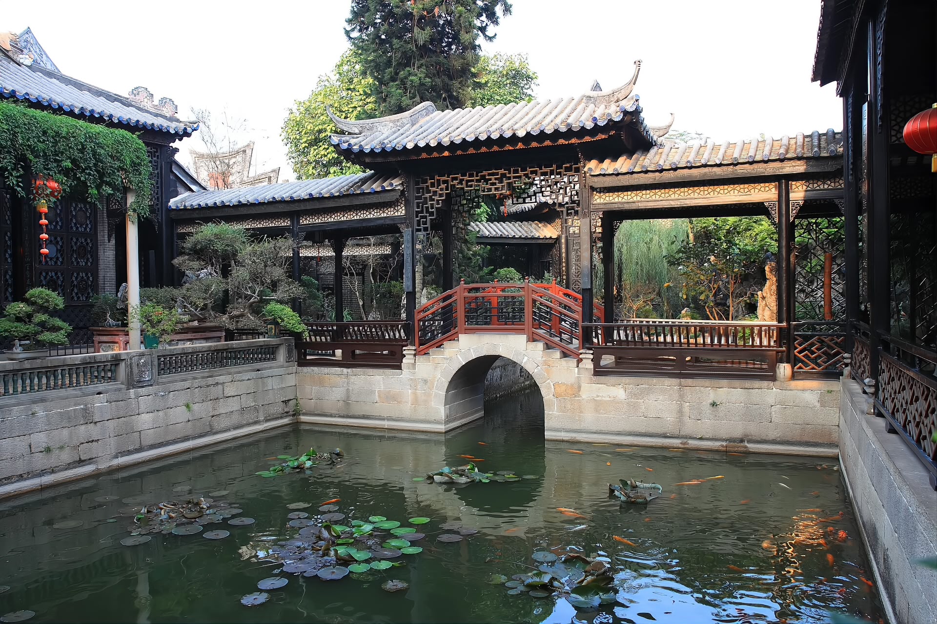 The covered bridge of Yuyin Shanfang crossing its pond