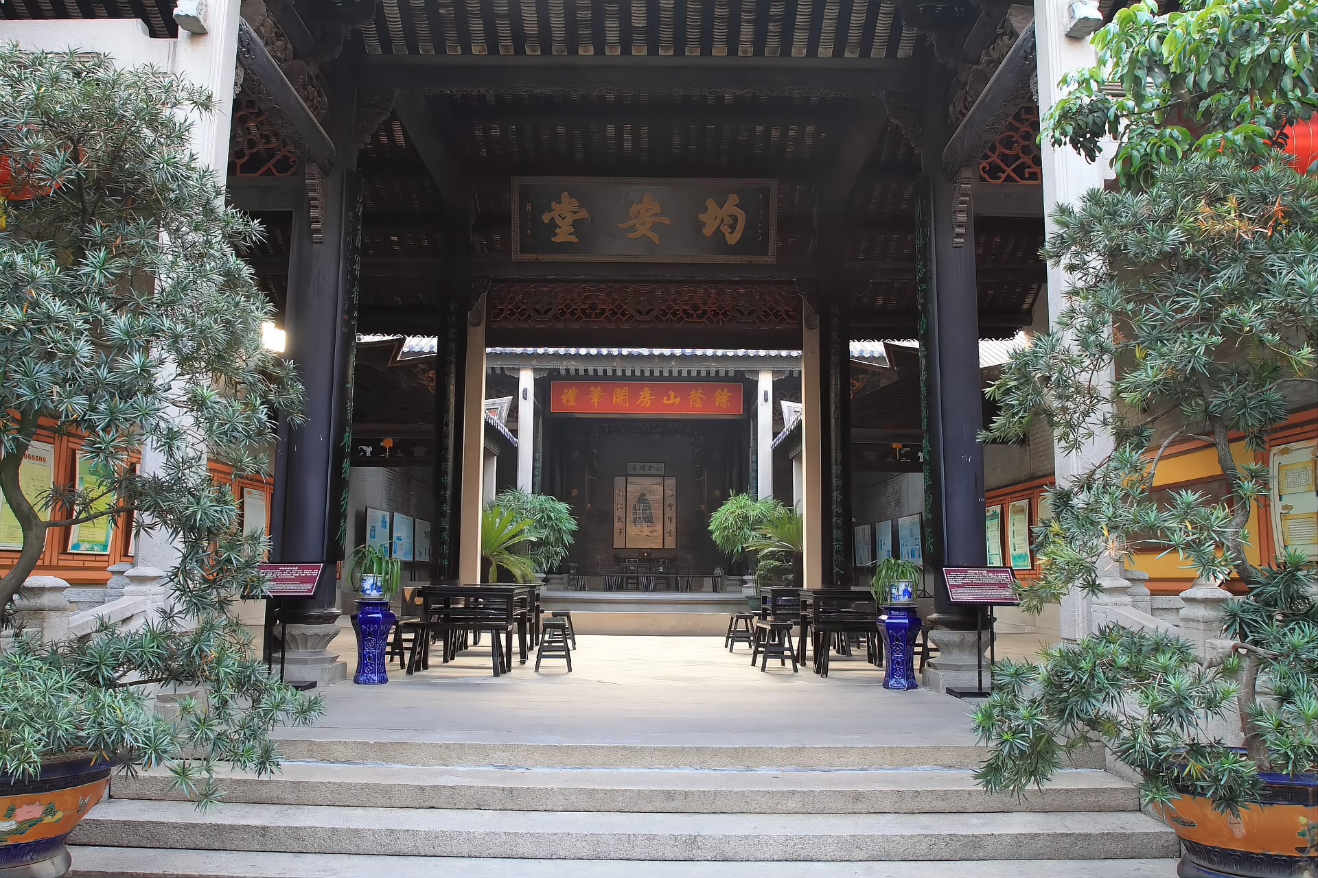 The Shenliu Tang hall of Yuyin Shanfang with its carved screens
